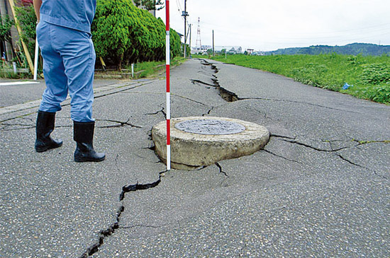 路面が陥没。新潟県部会を中心に合計25社が支援活動にあたる
